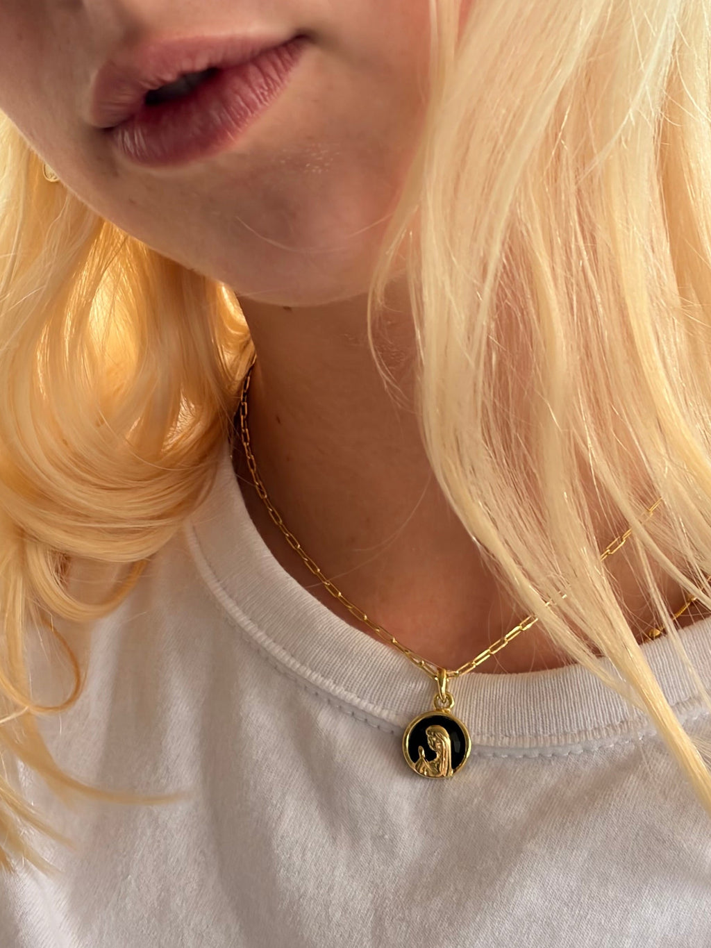 Collar Hilde Dorado - Virgen de Guadalupe